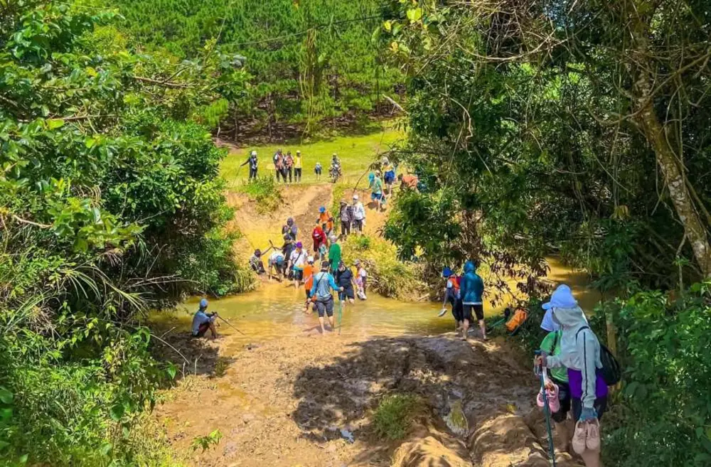 Con đường mòn len lỏi qua suối trong vắt khi trekking Tà Năng