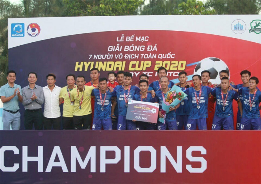 Hình ảnh minh họa các giải bóng đá phủi được tổ chức với quy mô đa dạng, từ cấp trường học đến thành phố, thể hiện sự phổ biến của loại hình bóng đá phong trào