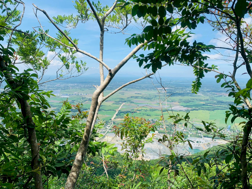 Núi Dinh rực rỡ trong ánh nắng mùa khô, thời điểm lý tưởng để trekking