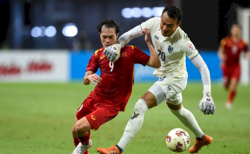 Cầu thủ phòng ngự phạm lỗi kéo người trong vòng cấm, dẫn đến một quả penalty