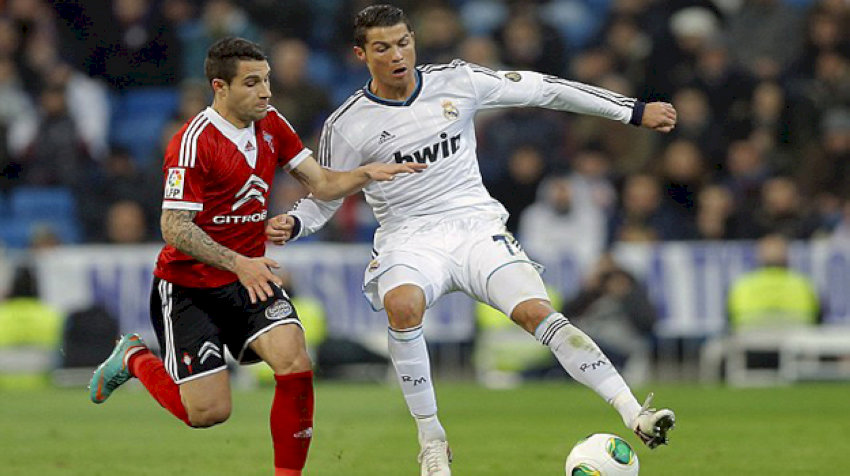 Pha phòng ngự quyết liệt của một hậu vệ, nhấn mạnh kỹ năng quan trọng trong bóng đá.