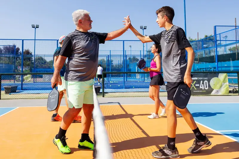 Người chơi đang trải nghiệm bộ môn Pickleball đầy hứng khởi