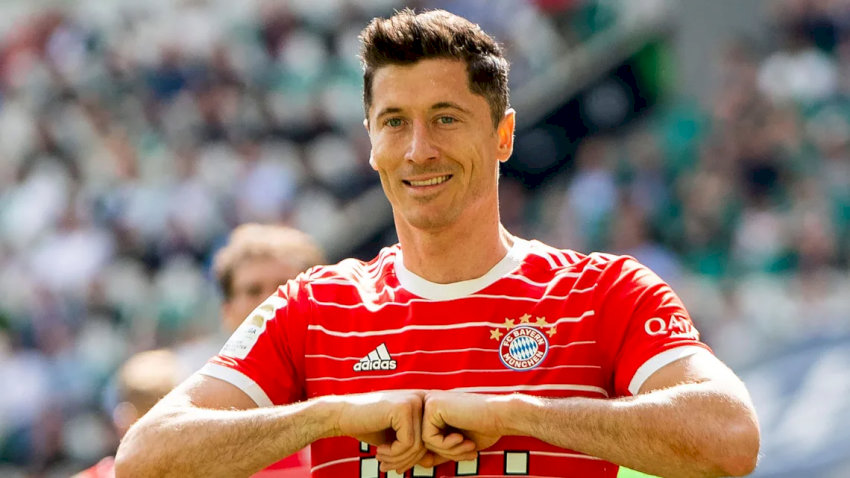 Robert Lewandowski ăn mừng bàn thắng, một trong những chân sút hàng đầu hiện nay