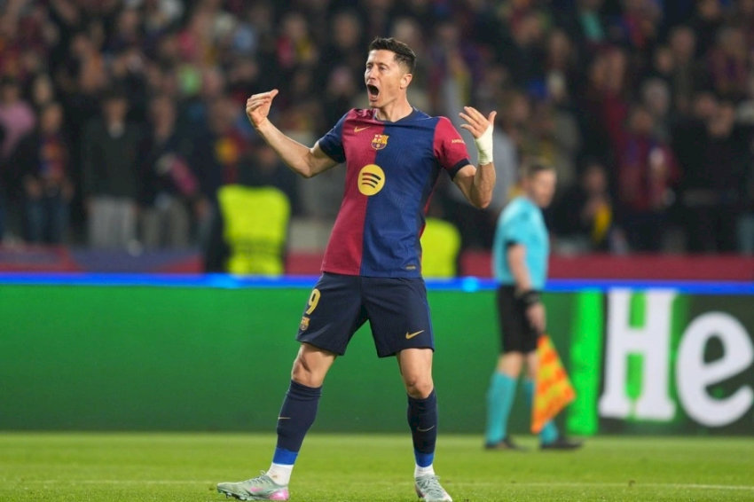 Tiền đạo Robert Lewandowski đang thi đấu