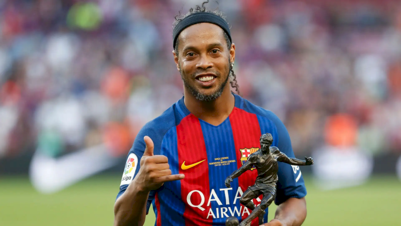Ronaldinho, phù thủy bóng đá Brazil với nụ cười và những pha bóng ma thuật, xứng đáng là cầu thủ vĩ đại nhất mọi thời đại