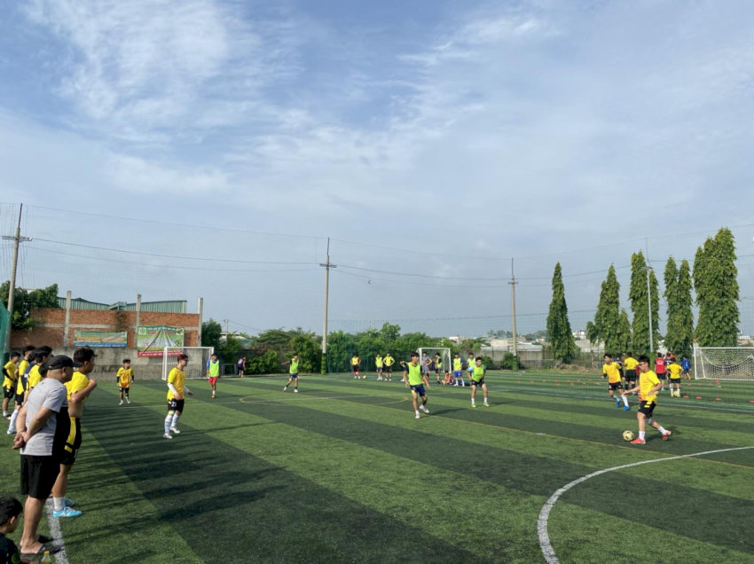 Hình ảnh sân banh CHILL Bình Tân đạt chuẩn FIFA Quality Concept với cỏ nhân tạo