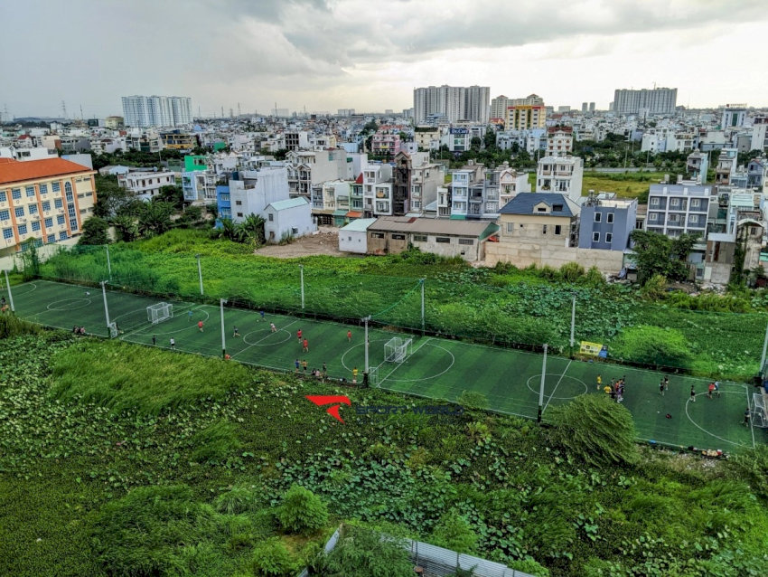 Sân bóng Cầu Trắng Bình Tân với mặt cỏ đẹp, bằng phẳng và tiện nghi hiện đại