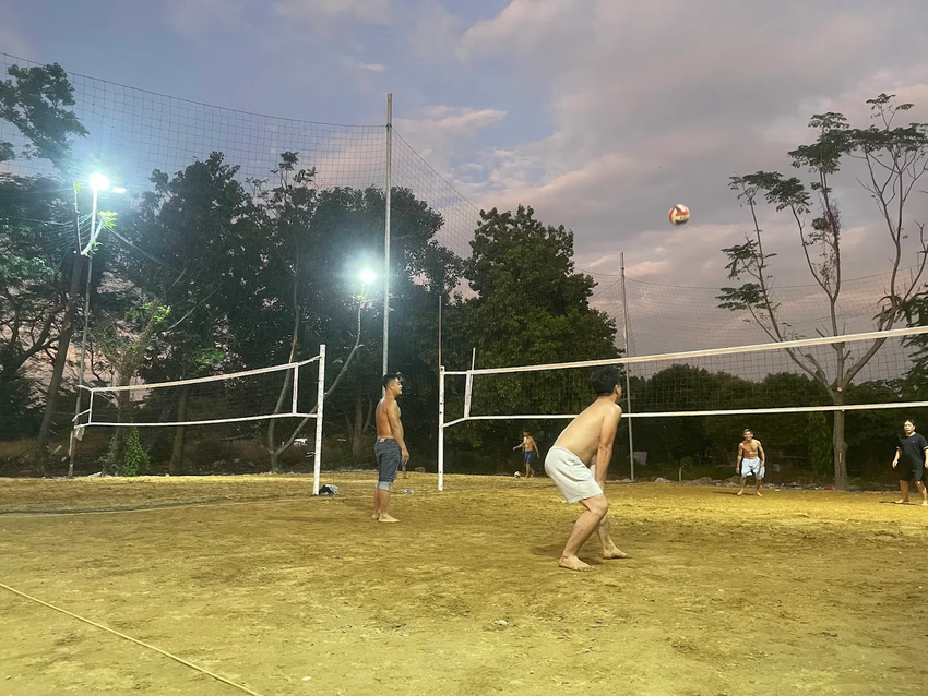 Sân bóng được xây dựng trên nền cát