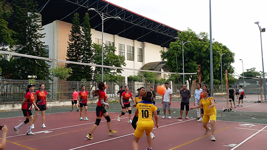 Sinh viên tập luyện trên sân bóng chuyền Đại học Sư phạm Hà Nội