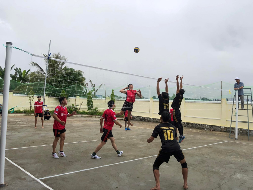 Người chơi bóng chuyền thư giãn tại sân Thúy Lĩnh