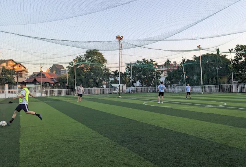 Sân bóng đá phủi Sài Gòn Tiến Phát với mặt cỏ chất lượng cao, phù hợp giao lưu