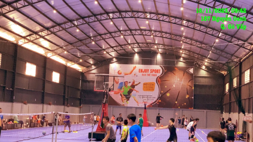 Sân bóng rổ tiêu chuẩn tại Enjoy Sport Gò Vấp với vạch kẻ rõ ràng