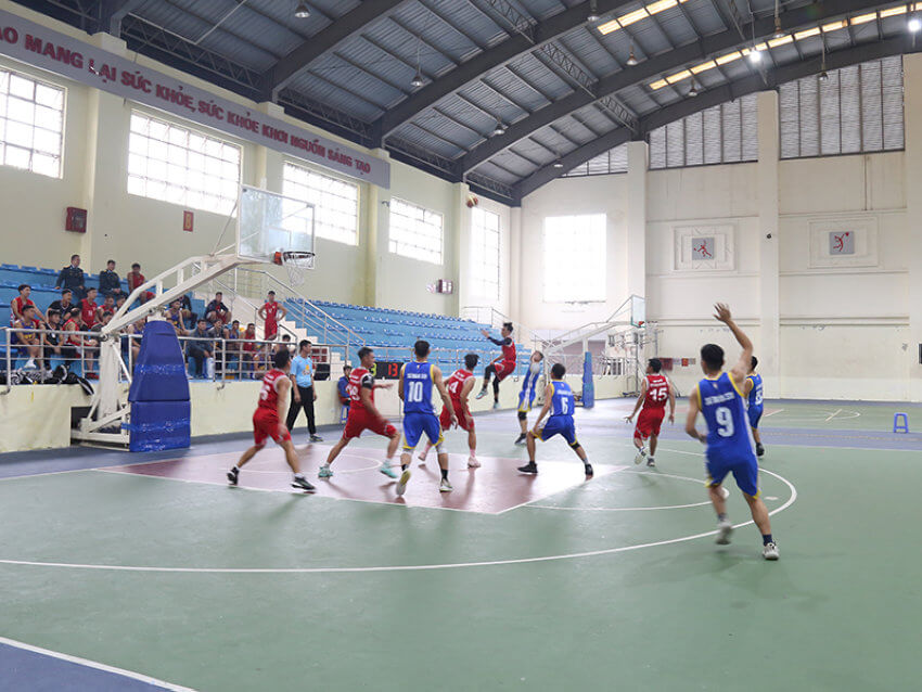 Sân bóng rổ Phòng Không Không Quân đạt chuẩn FIBA, với kích thước sân và bảng rổ chuyên nghiệp.