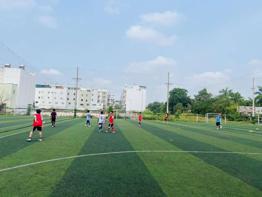 Sân bóng Trung Anh Bình Tân với mặt cỏ nhân tạo mới được đầu tư và chất lượng ổn định