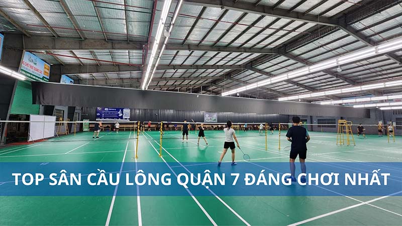 Sân cầu lông Quận 7 hiện đại với thảm xanh và hệ thống đèn chiếu sáng tiêu chuẩn