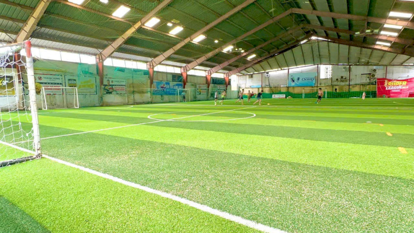 Sân bóng đá phủi Sài Gòn K34 có mái che toàn bộ, tiện lợi chơi bóng mọi điều kiện