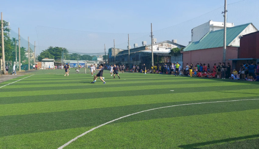 Sân bóng đá phủi Sài Gòn Victory thường xuyên tổ chức các trận giao hữu thu hút nhiều lứa tuổi