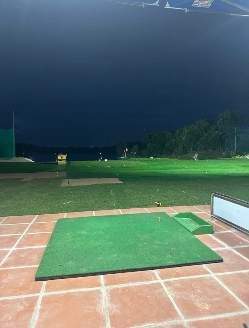Sân tập golf Nhật Lâm dù không quá rộng nhưng đầy đủ tiện ích cần thiết