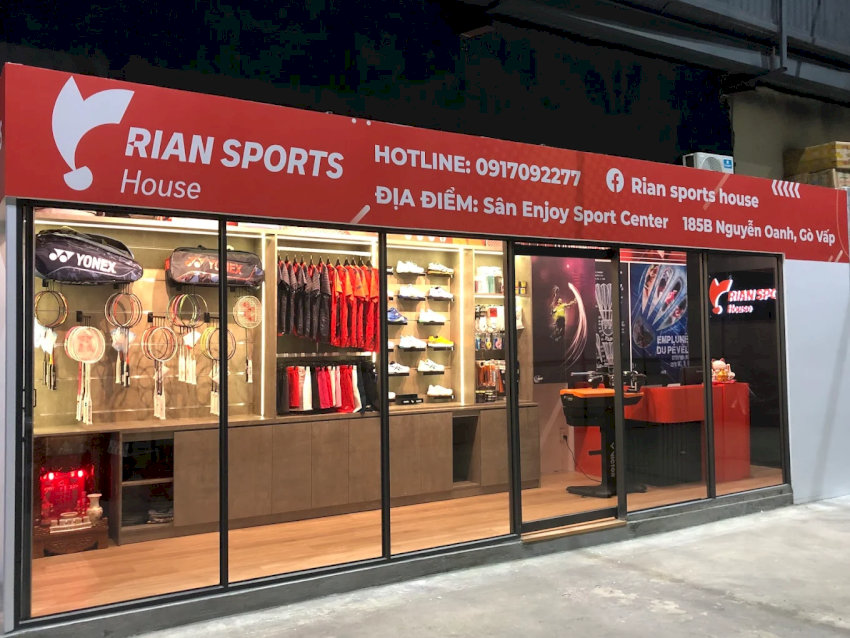 Cửa hàng dụng cụ thể thao chuyên nghiệp ngay trong khuôn viên sân Enjoy Sport Gò Vấp