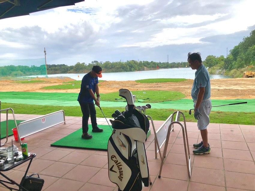 Sân golf Nhật Lâm nổi bật với mức giá thuê khá dễ chịu và không gian tập luyện linh hoạt