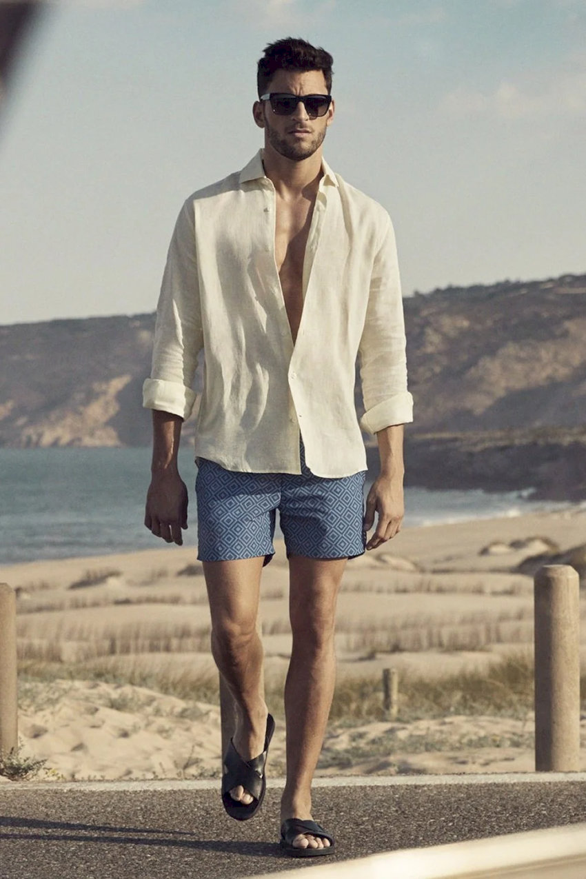 Set đồ đơn sắc với áo sơ mi trắng là outfit đi biển nam tính