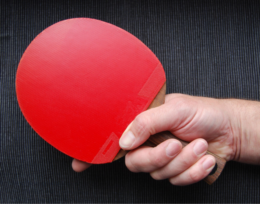 Shakehand là cách cầm vợt bóng bàn phù hợp với người mới.