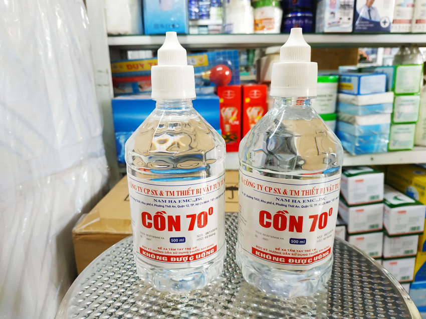 Mẹo làm giày rộng ra hiệu quả bằng cồn y tế hoặc cồn xịt chuyên dụng
