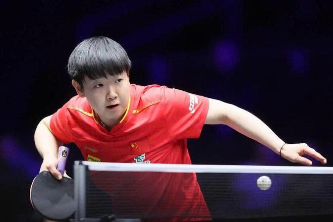 Nữ vận động viên bóng bàn Sun Yingsha tập trung cao độ trong giải đấu Grand Slam bóng bàn, biểu tượng của nỗ lực đỉnh cao