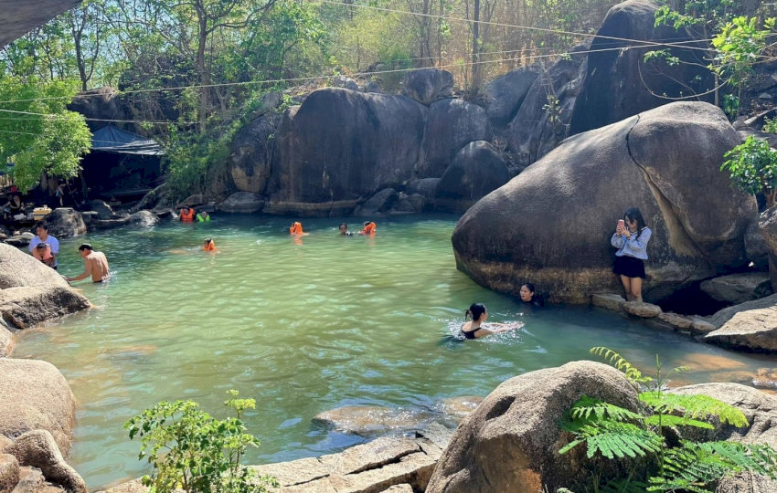 Vẻ đẹp hoang sơ của Suối Đá, điểm dừng chân mát lành khi trekking núi Dinh