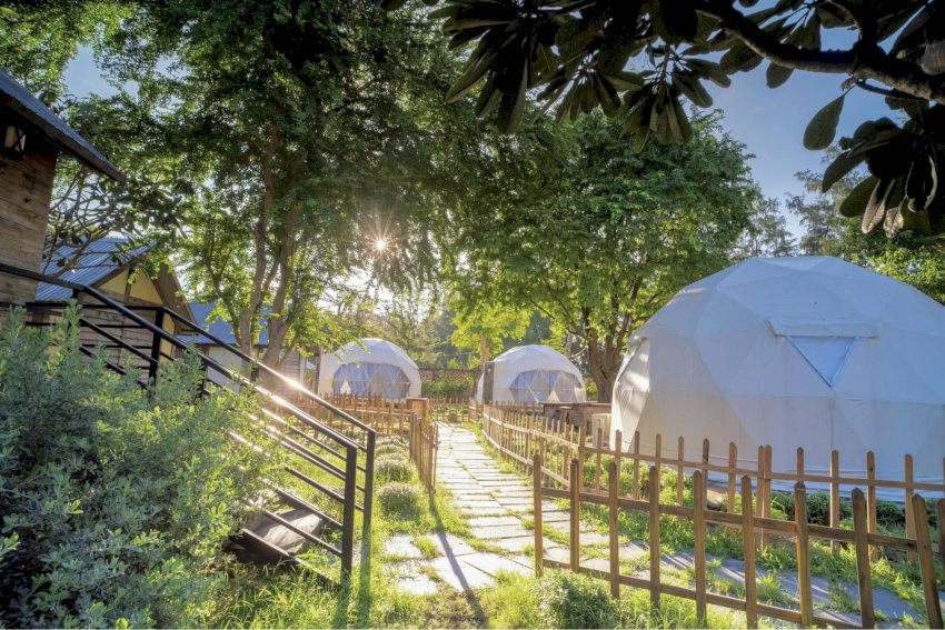 Lata Camping Cần Giờ cung cấp đa dạng các loại lều nghỉ dưỡng, từ lều truyền thống đến nhà gỗ tiện nghi