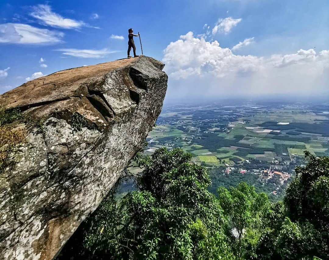 Leo núi Bà Đen với khung cảnh thiên nhiên hùng vĩ