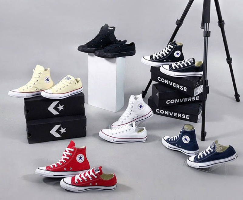 Giày Converse với thiết kế cổ điển Chuck Taylor All Star và công nghệ Ortholite