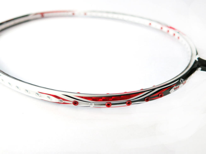 Thiết kế sang trọng của một trong những cây vợt cao cấp thương hiệu Lining, Woods N90 III, biểu tượng của sức mạnh tấn công.