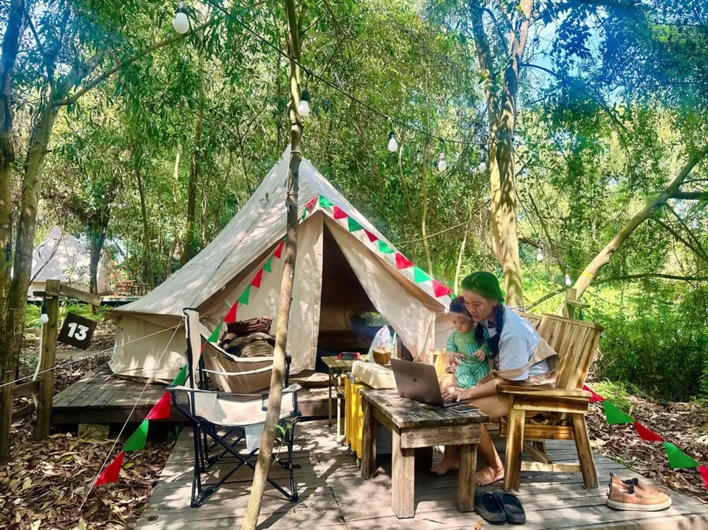 Khu vực thư giãn dưới tán cây xanh mát tại Binifarm Tropical Retreat Củ Chi, mang lại sự yên bình cho những ai tìm địa điểm cắm trại gần Sài Gòn