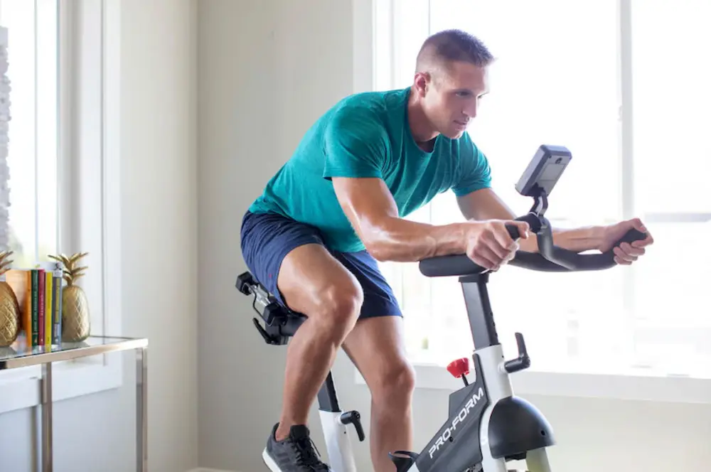 Đạp xe cardio cường độ ổn định giúp đốt cháy mỡ thừa và cải thiện sức khỏe tim mạch