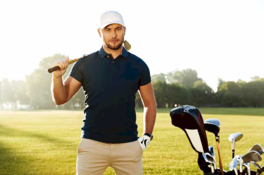 Người chơi golf với trang phục chuyên dụng, thể hiện phong cách và tầm quan trọng của trang bị trong tổng chi phí chơi golf.