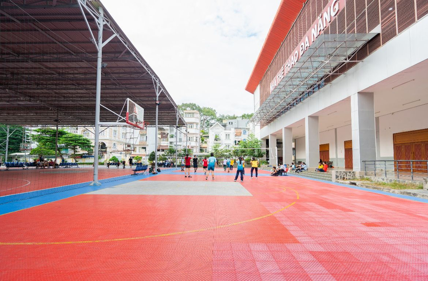 Sân Phong Sơn có giá thuê khá cao nhưng người chơi được tiếp cận cơ sở vật chất hiện đại