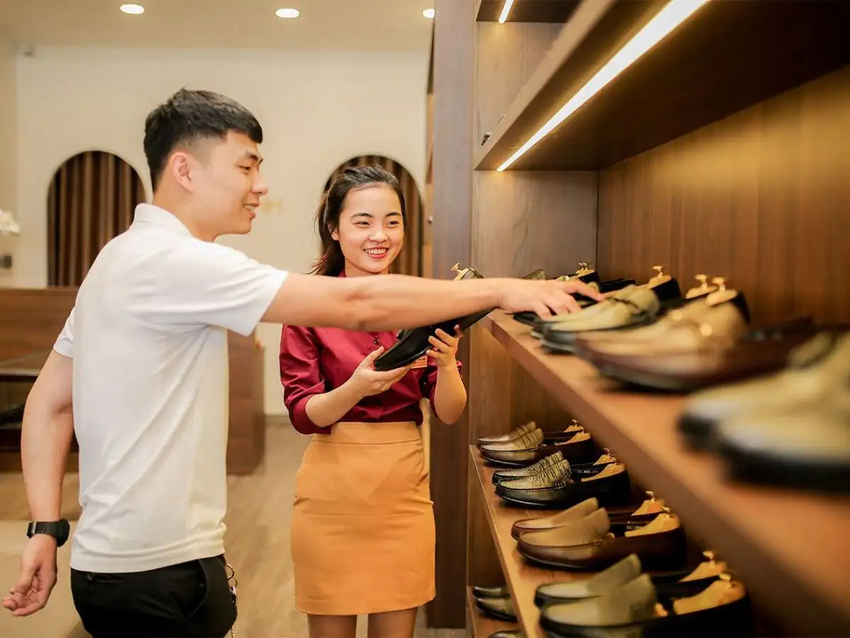 Lời tư vấn của nhân viên bán hàng là một trong những thông tin hữu ích để bạn chọn được size giày phù hợp – Nguồn: Internet