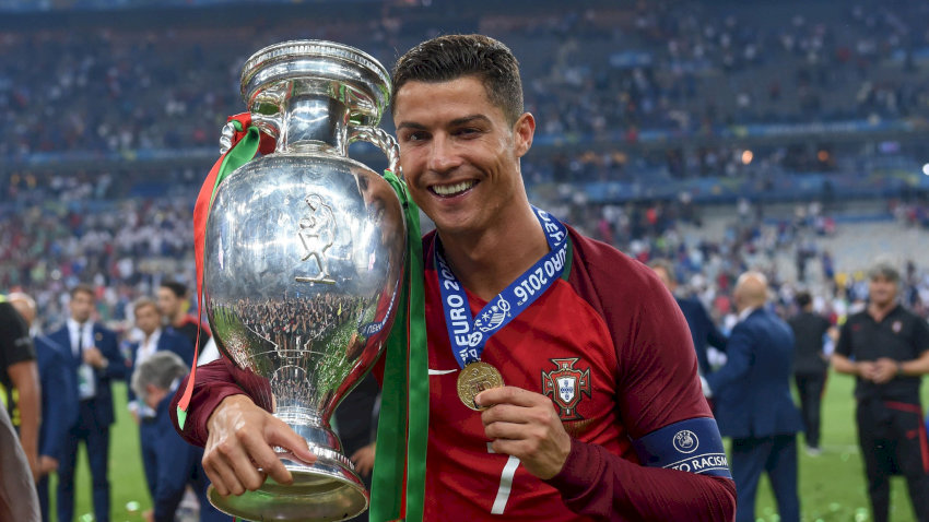 Cristiano Ronaldo ăn mừng tại UEFA European Championship, kỷ lục gia ghi bàn EURO