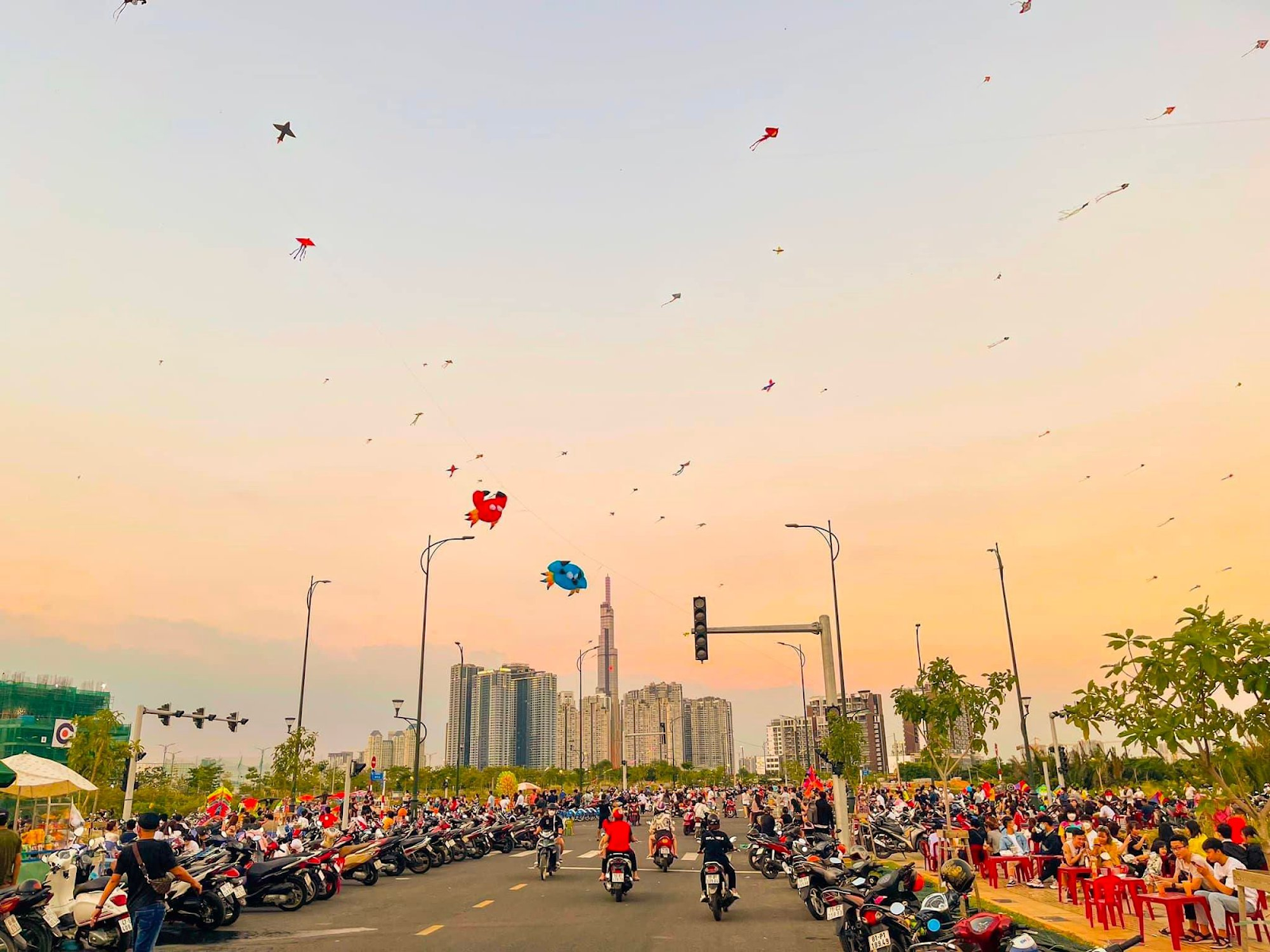 Thả diều giải trí tại bãi diều Thủ Thiêm, Thành phố Hồ Chí Minh