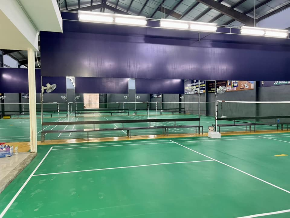 Tổng quan Sân cầu lông Trọng Nghĩa với không gian sân rộng và thảm êm ái