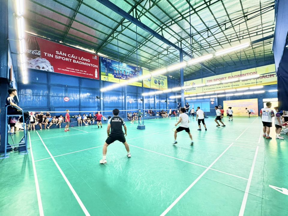 Sân Tin Sport Badminton với không gian rộng rãi và hệ thống chiếu sáng hiện đại