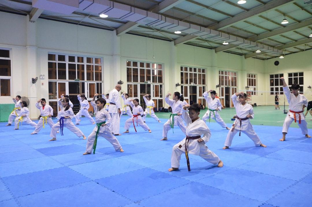 Học sinh tập võ tại Trung tâm Văn hóa – Thông tin và Thể thao Ba Đình, nơi lý tưởng cho lớp học võ Hà Nội dành cho thiếu nhi