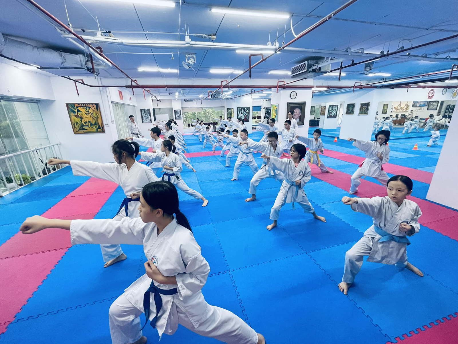 Võ sư hướng dẫn kỹ thuật phòng thủ tại Câu lạc bộ Võ thuật Việt Nhật, địa chỉ lớp học võ Hà Nội chất lượng cao