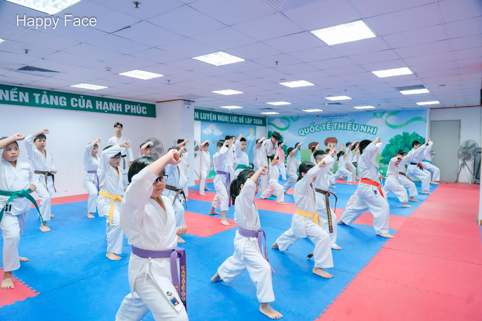 Trẻ em hứng thú với Karate tại Câu lạc bộ Happy Face Karate, lớp học võ Hà Nội chú trọng phát triển toàn diện
