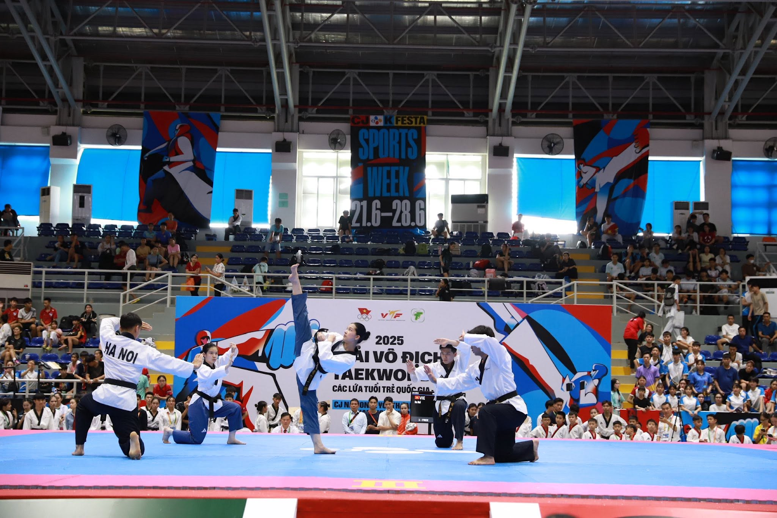 Võ sĩ Taekwondo thực hiện động tác kỹ thuật tại Câu lạc bộ Taekwondo Cầu Giấy, lớp học võ Hà Nội đẳng cấp