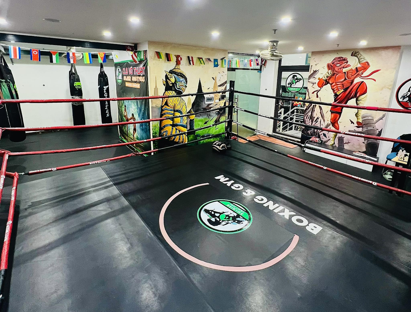 Học viên Muay Thai rèn luyện thể lực tại Câu lạc bộ Soldier MuayThai, trung tâm lớp học võ Hà Nội sôi động