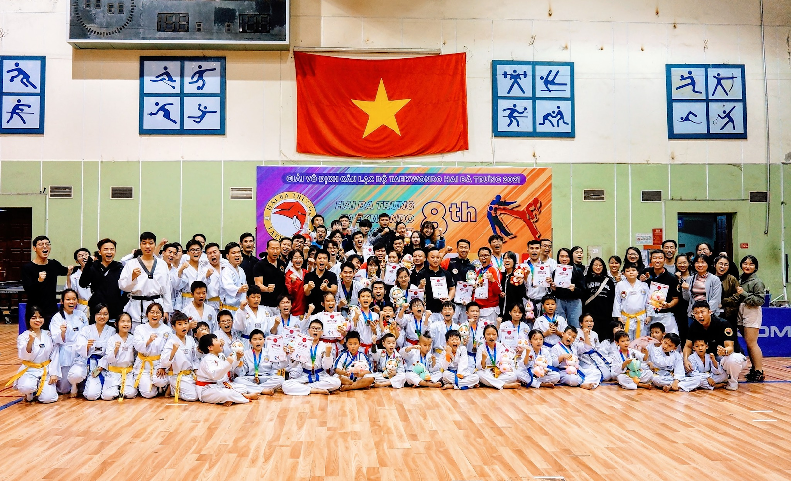 Học viên CLB Taekwondo Hai Bà Trưng luyện tập kỹ thuật đá cơ bản