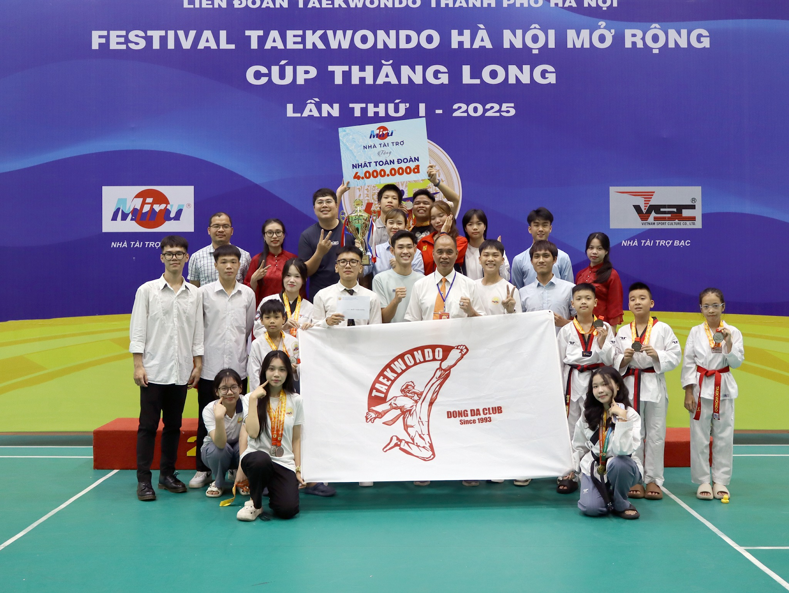 Các võ sĩ CLB Taekwondo Đống Đa thể hiện kỹ thuật đối kháng