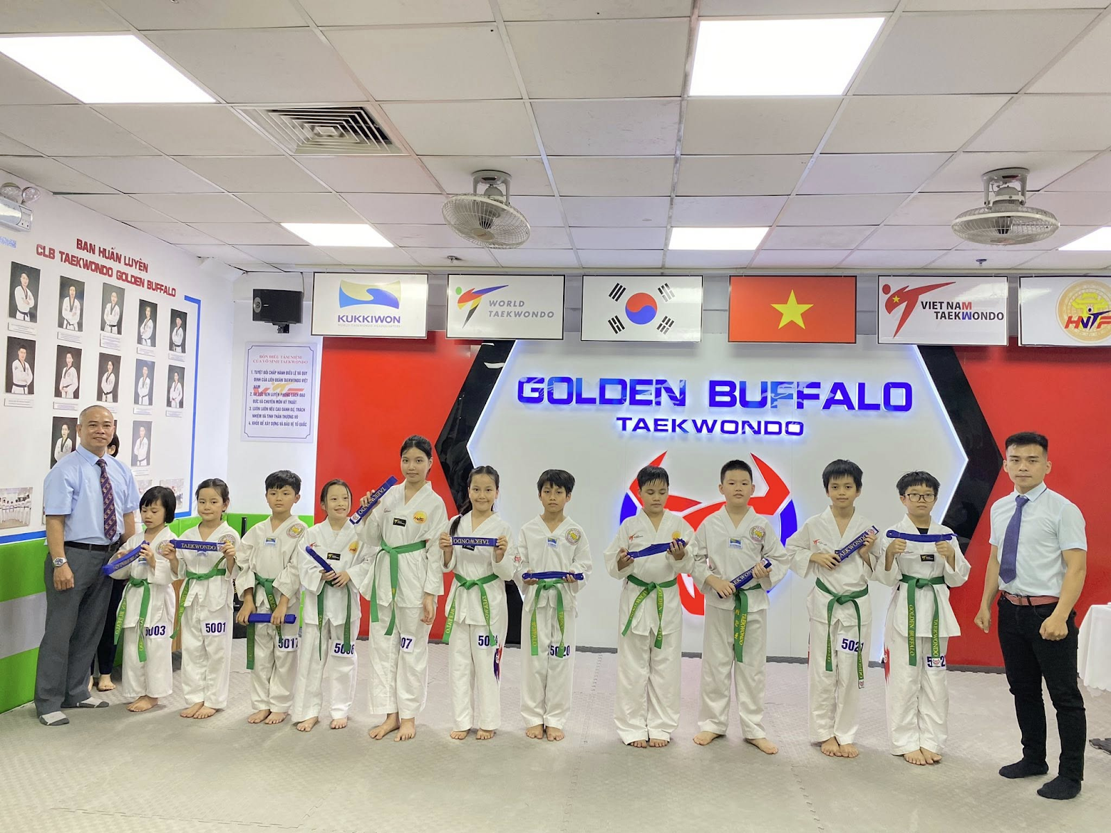 Học viên Golden Buffalo Taekwondo luyện tập kỹ thuật đá xoay